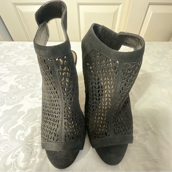 Vince Camuto Black Leather Mesh Upper Open Toe Heels Size 7 Velcro Closure - Picture 2 of 6